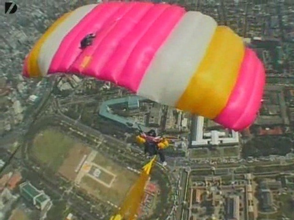 500 People In Mass Skydive