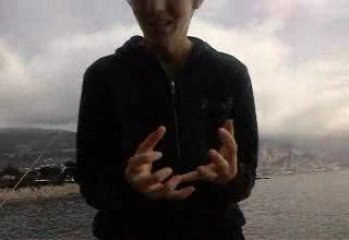 Hugo qui pete les plomb a la peche sur le son de mein teil