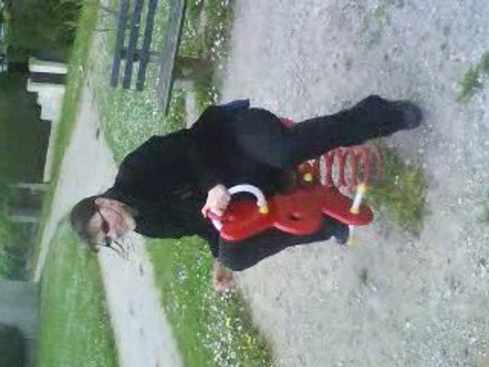 Moi fesant du cheval à bascule