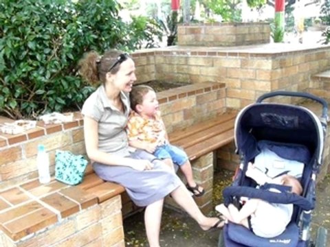 Bonheur familial sur la place des cocotiers