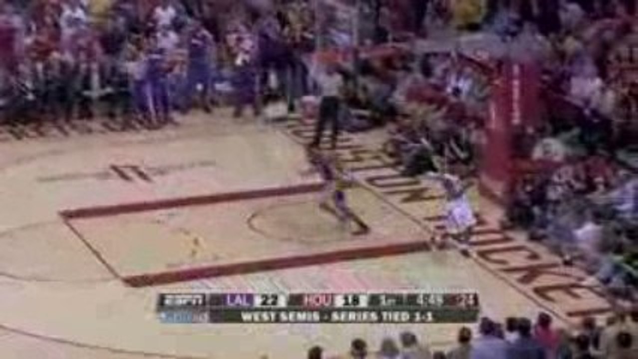 NBA Jordan Farmar dives for the loose ball and rolls it to T