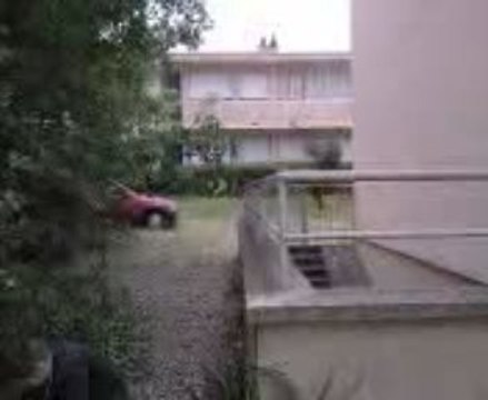 Saut laterale de nico de la barre la plus haute des barre