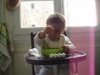17 mois//je mange toute seule