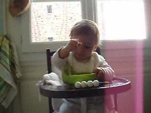 17 MOIS Célestine mange seule