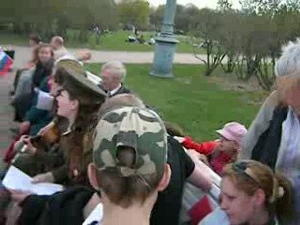 Annie et Irina chantent avec une chorale au champ de mars