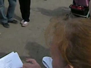 Annie et Irina chantent avec une chorale au champ de mars 3