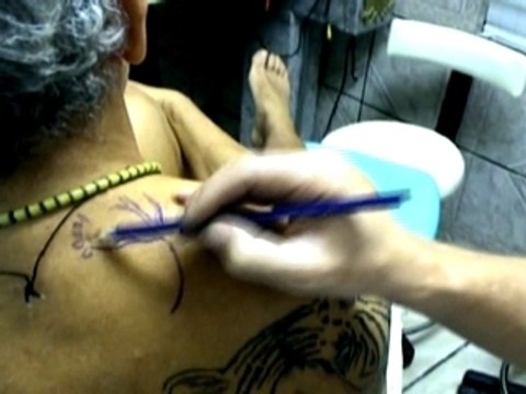 Tattoo de tigre e carpa feita pelo artista Jean Paul Zilli
