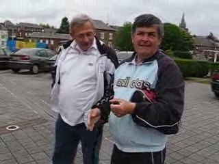 Jean paul offre une ficelle à Gerard