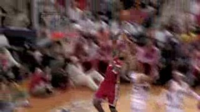 Mo Williams throws up a pretty alley-oop to LeBron James for