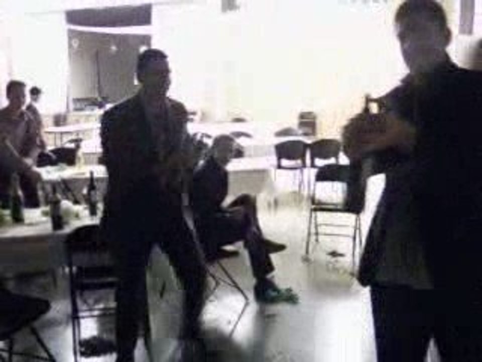 Ouverture bouteille de vin avec juste une chaussure!!!! trop