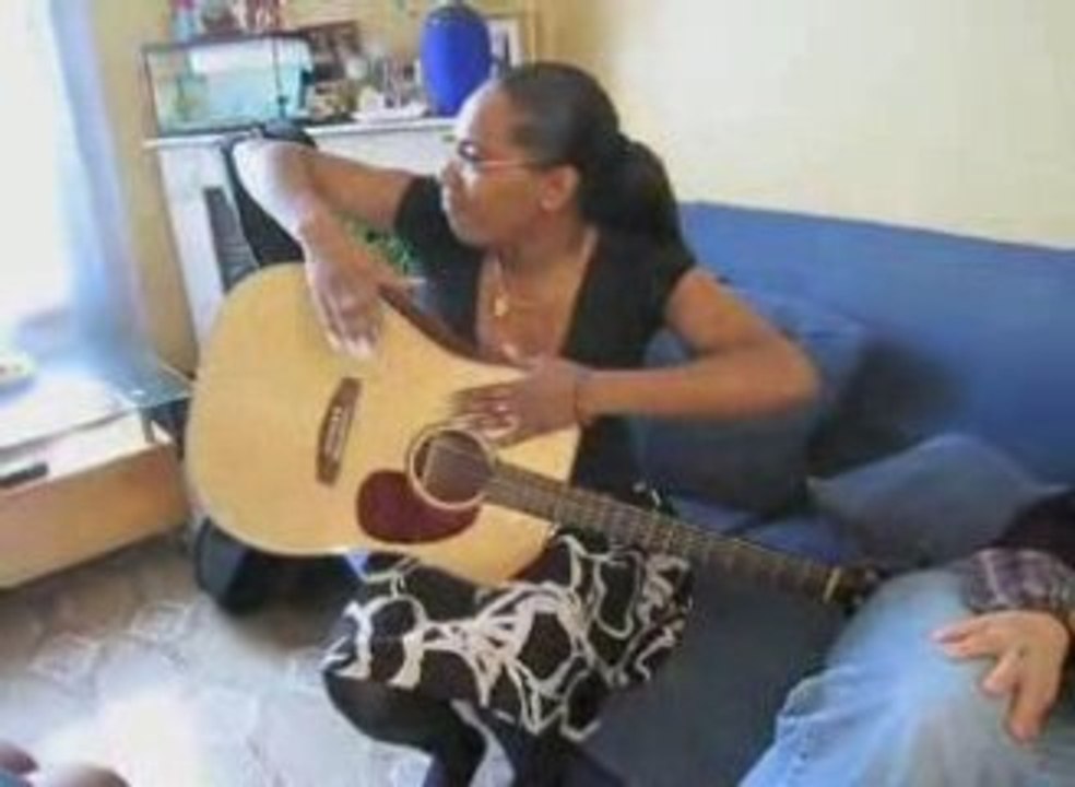 Annick à la guitare
