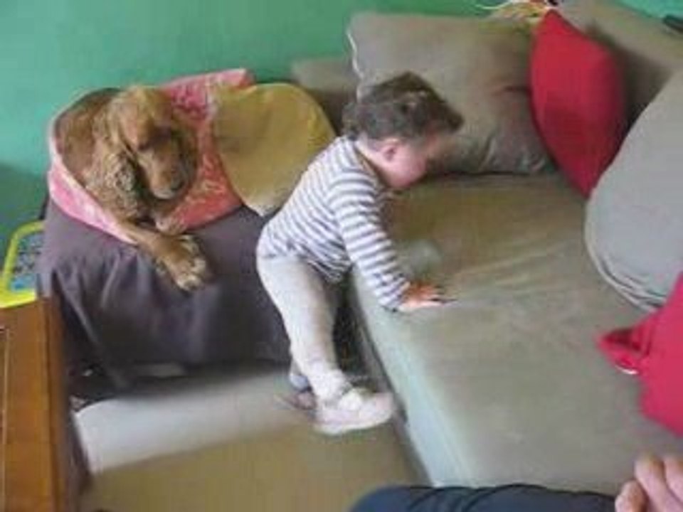 Margot maitrise la montée et la descente du canapé...