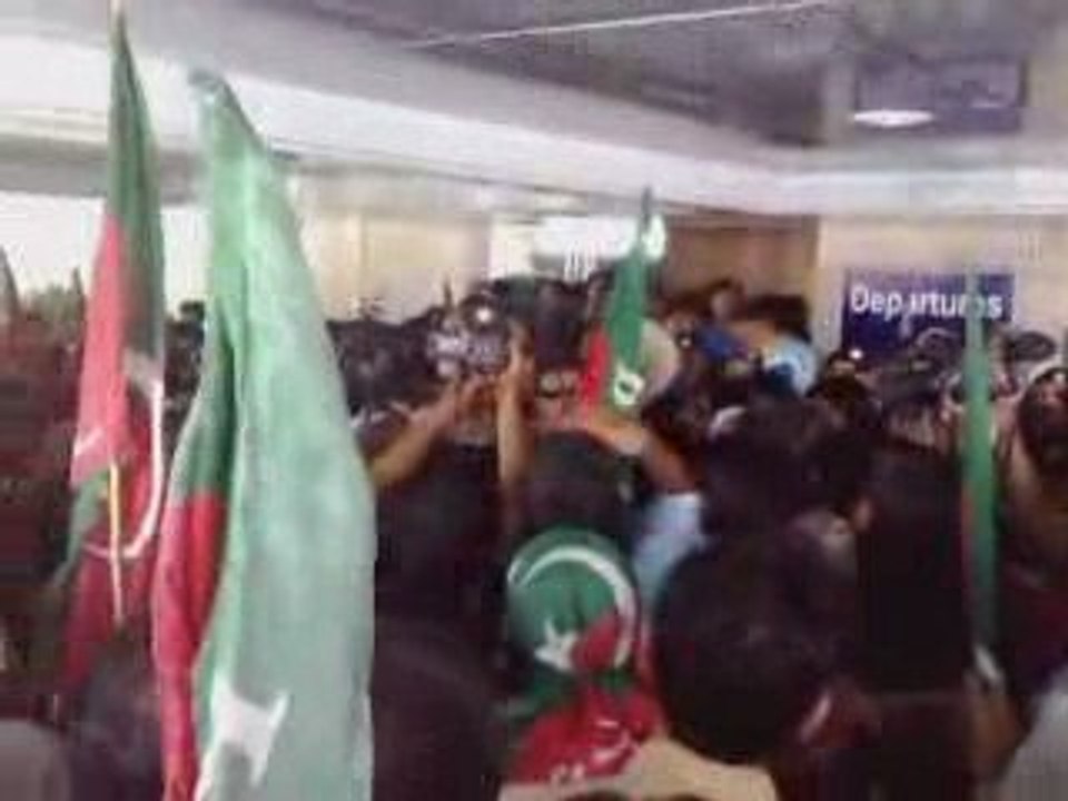 Imran Khan at Islamabad airport- 10 May 2009