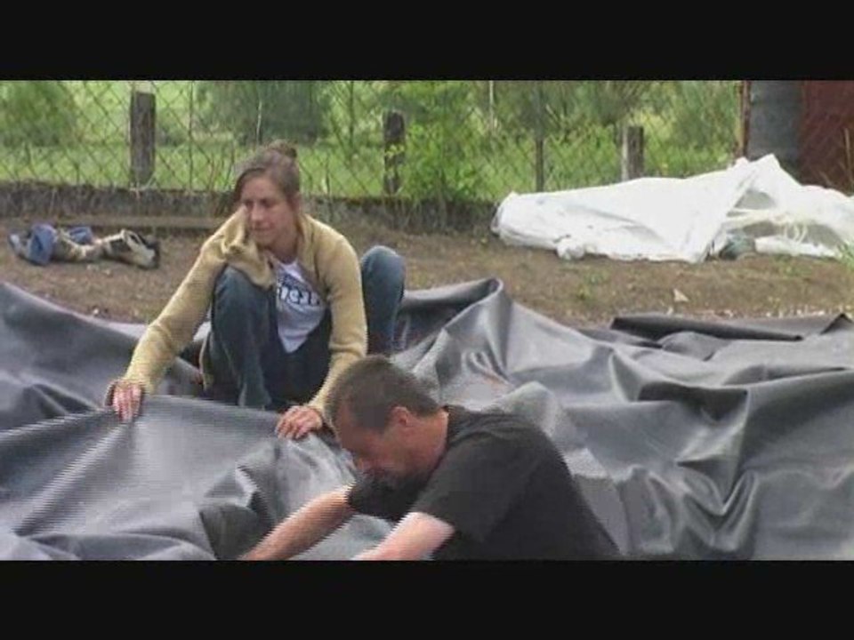 Pose de la bache d'un bassin