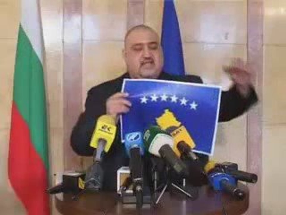 Un politicien bulgare déchire le drapeau du Kosovo