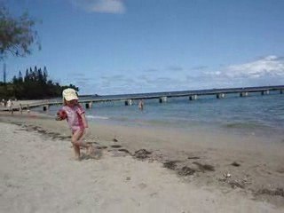 Elora joue au ballon