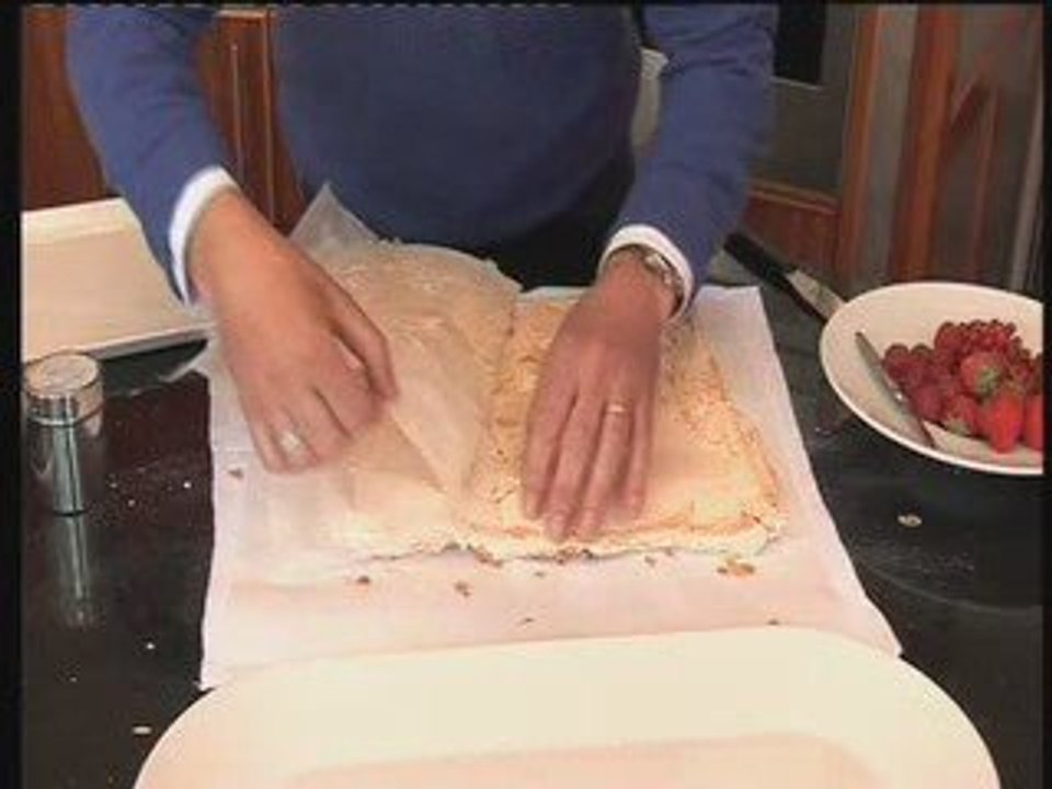 Recipe: Meringue Roulade with toasted almonds