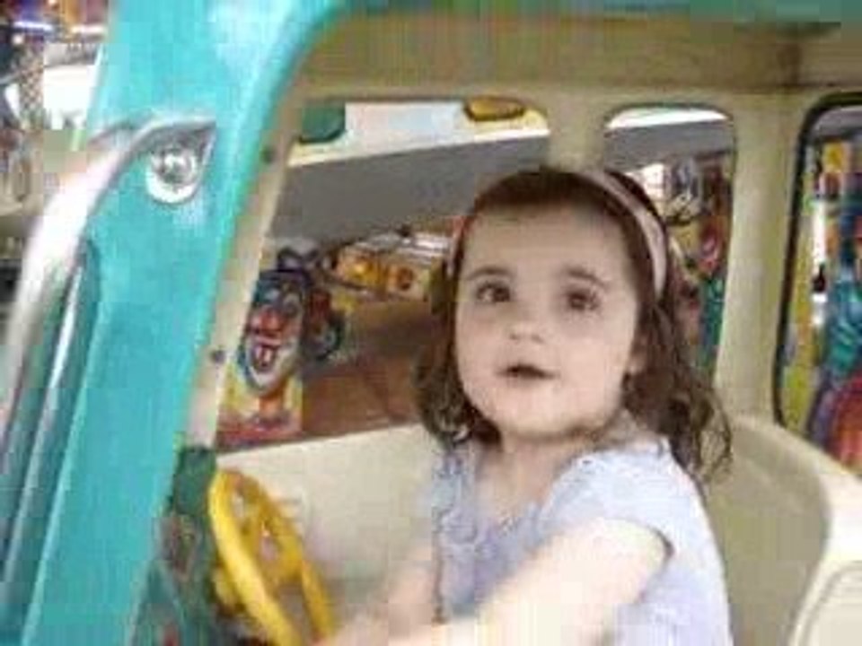 Emma sur un manège du jardin d'acclimatation