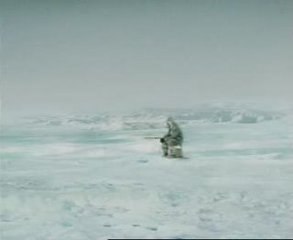 Clip vidéo d'un homme qui pêche sur la banquise