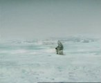 Clip vidéo d'un homme qui pêche sur la banquise