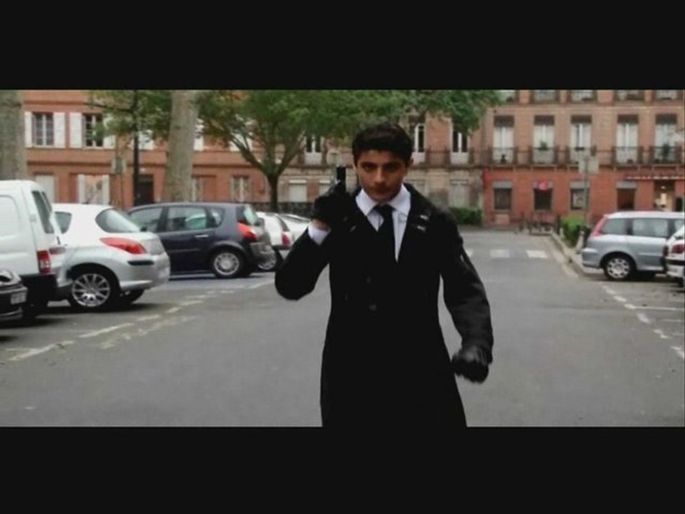 James Bond parodié en Jean Bond par les Rigolos