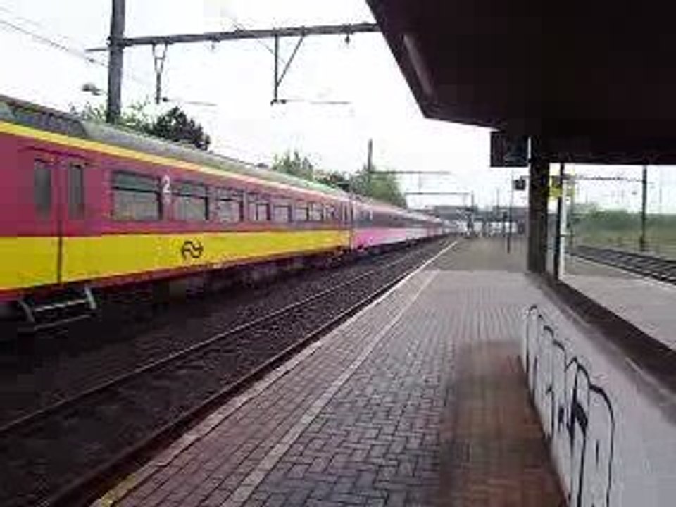Le train d'Amsterdam passe à Antwerpen (Anvers) Norderdokken