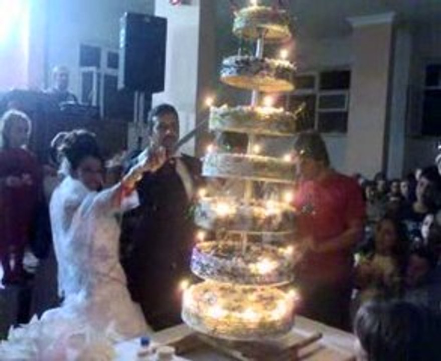 HAZAN ve ERDAL Dugun pastasini keserken