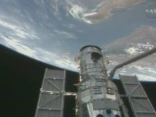 Robotic arm attaches Hubble telescope to Atlantis shuttle