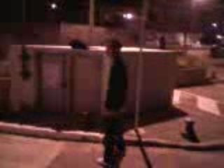 Un fou qui dance sur la plage de l'Escale à marseille