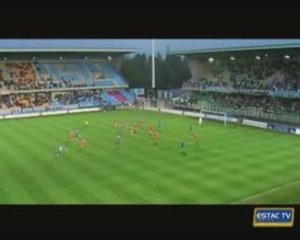 ESTAC superbe frappe sur la barre