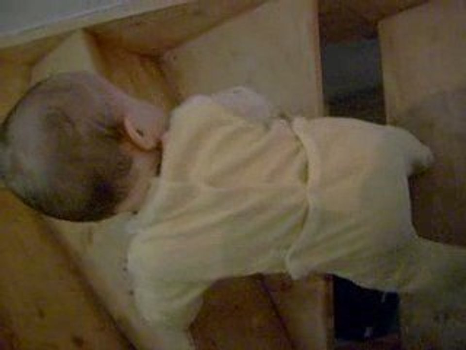 Maxime monte les escalierrs seul !!!