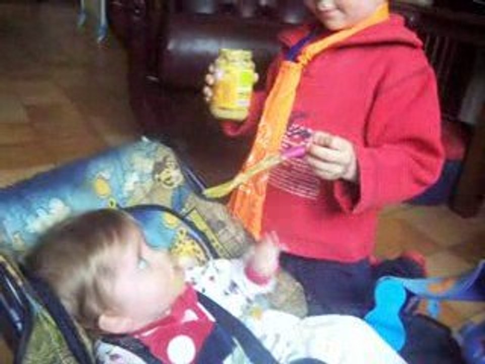 Rudy donne a manger a cynthia