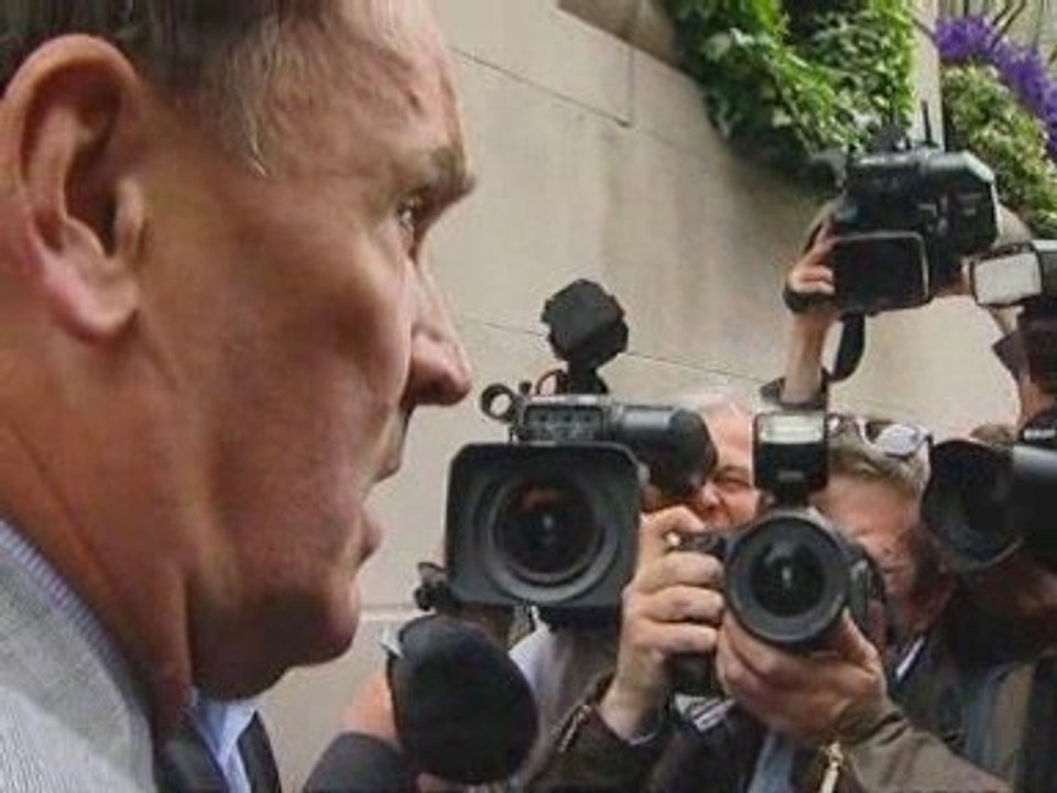 MPs' expenses: Andrew MacKay mobbed by reporters