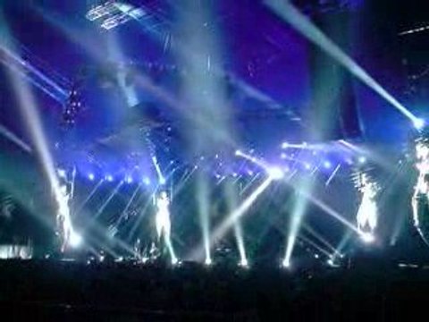 Fin du concert de Johnny Hallyday le 12 05 09 à St Etienne