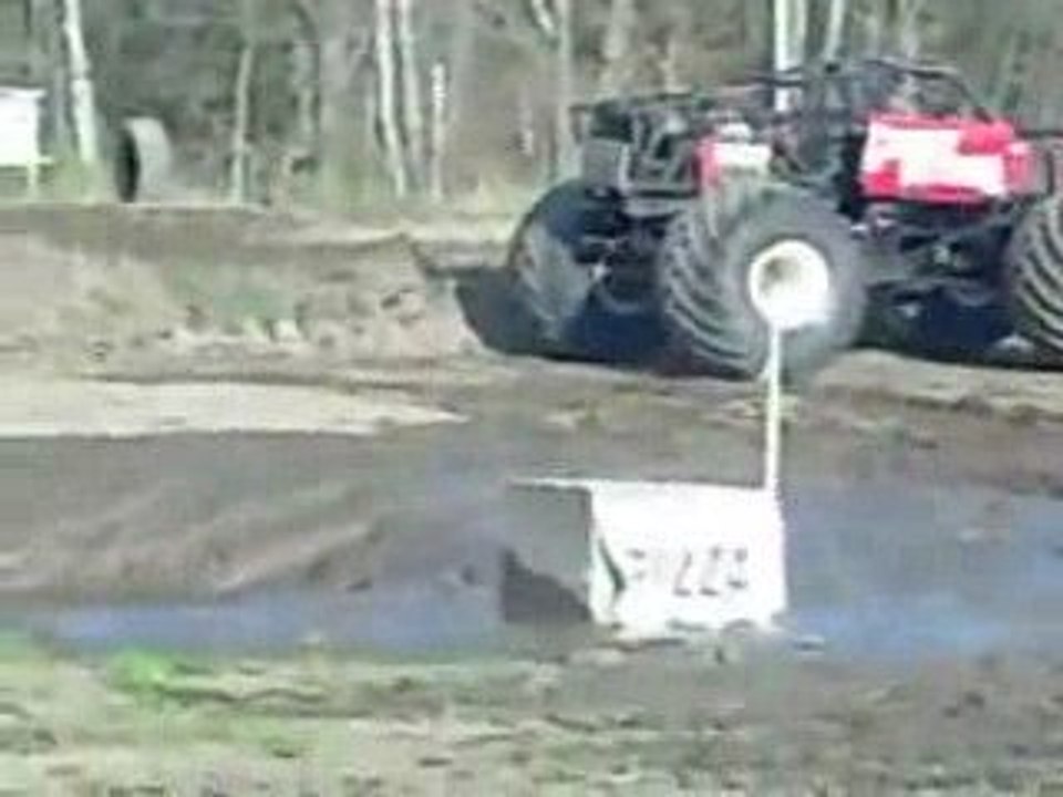 un Monster truck fait un backflip