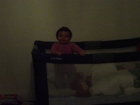 Léana 9 mois fait du trampoline