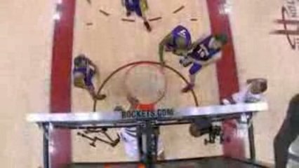 Chuck Hayes passes the ball to Carl Landry who skies over La