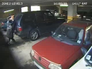 Couple qui s'embrasse dans un parking - Blog-videos.org