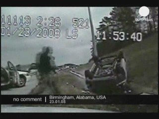 Des policiers frappent un suspect inconscient