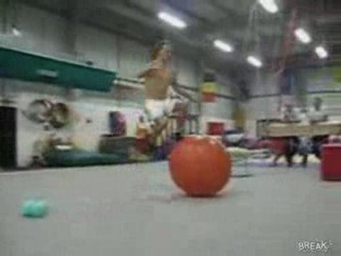 SALTO ARIERE GRACE A UNE GROSSE BALLE