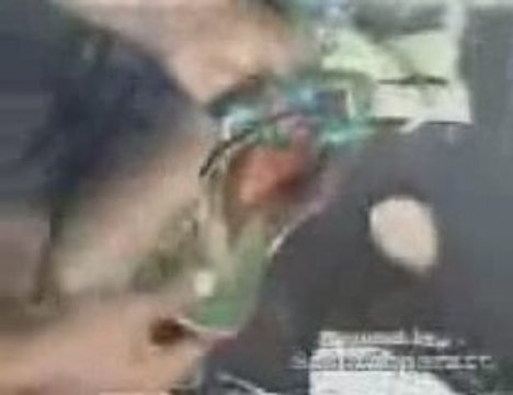 Finition de la main des sandales ou des chaussures