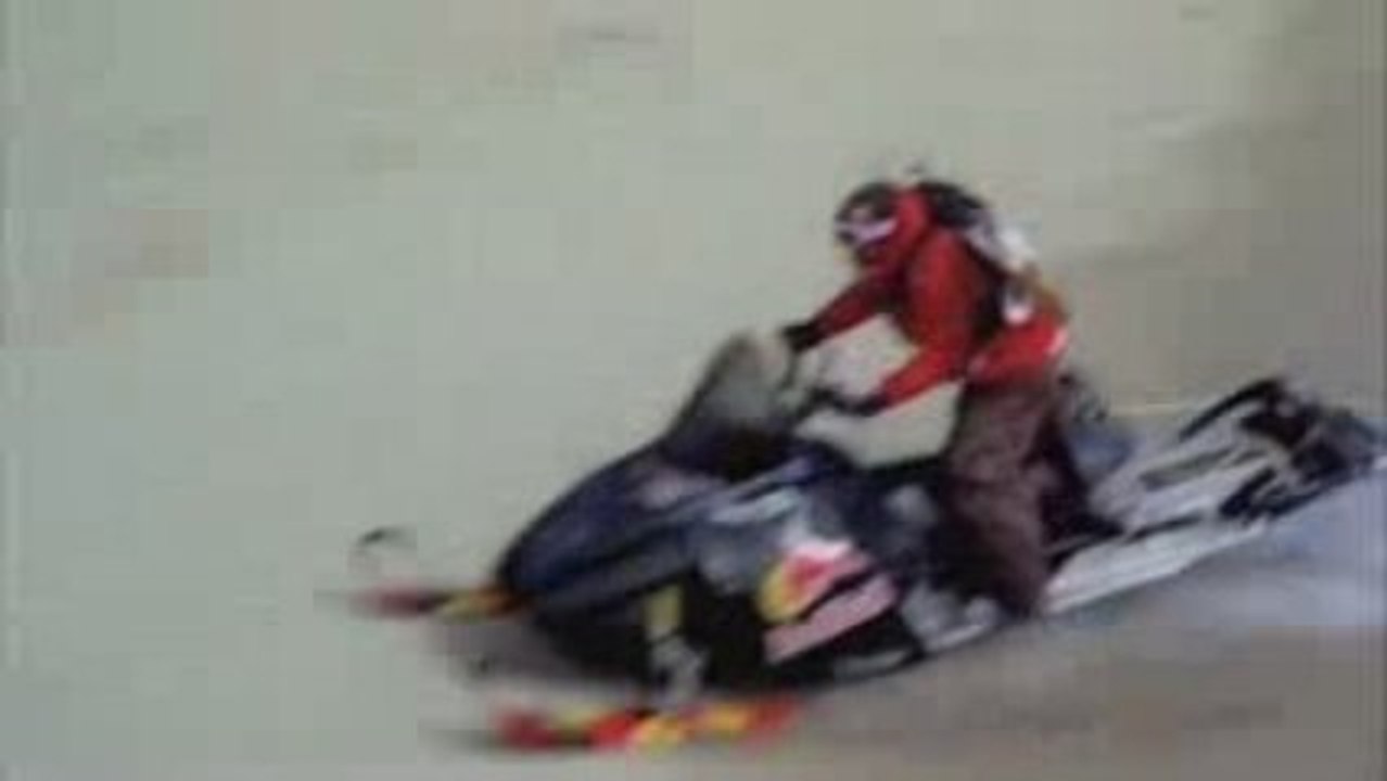 Jetski ou scooter des neiges sur l'eau