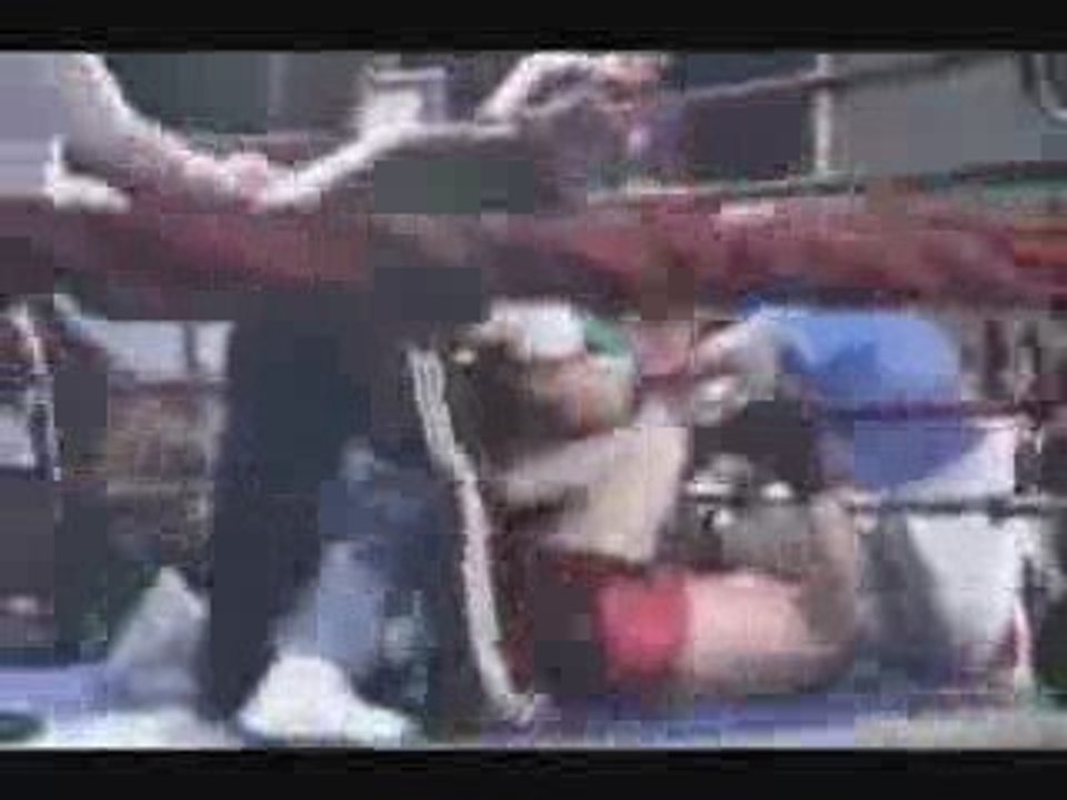 Arbitre attaque un boxeur