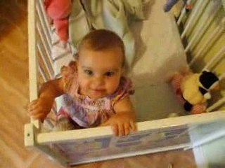 Mélody debout dans son lit