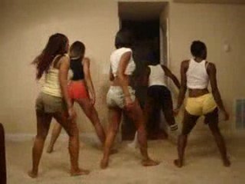 TWERK TEAM DANCING TO MAKE DA TRAP SAY AYEE