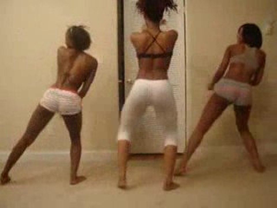 TWERK TEAM DANCING TO DA REAL ONE TWO BOBBLE HEAD