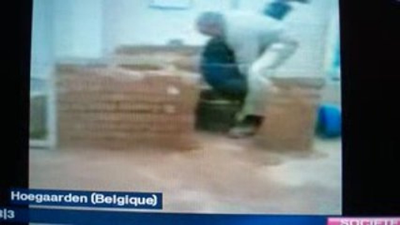 Pour punir son élève, il lui plonge la tête dans le ciment