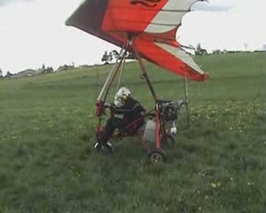 Décolage et attérissage en ULM dans un champ en Haute-Loire