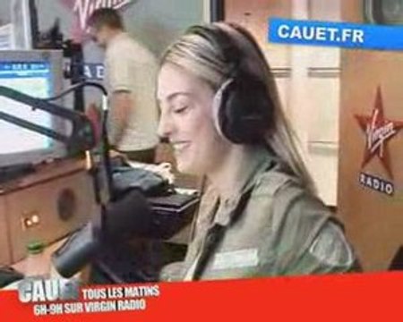 Eve Angeli simule un orgasme dans le morning de Cauet!!