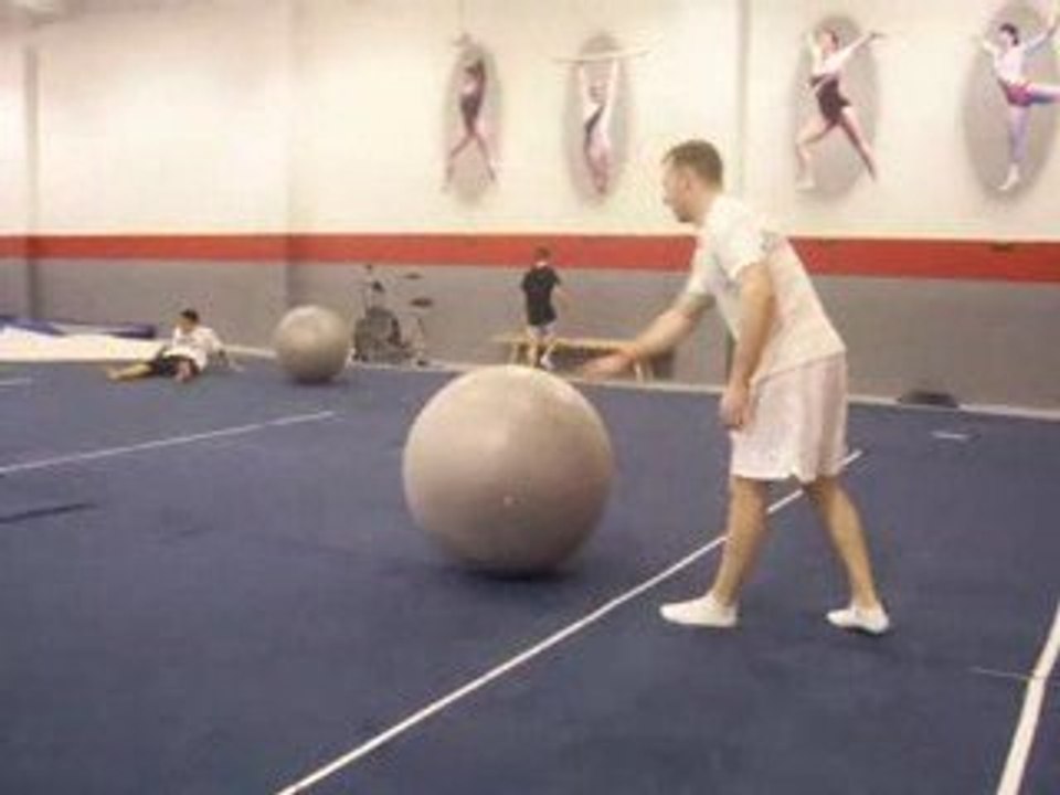 Backlfip Sur une balle de Gym